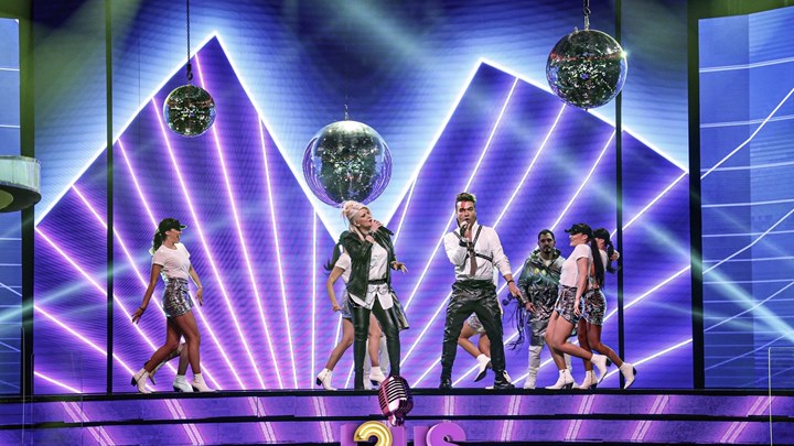 Just The 2 Of Us: Επική εμφάνιση από Τρύφωνα Σαμαρά και Χαρά Βέρρα – BINTEO