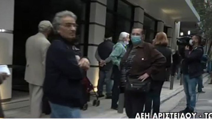 Ατελείωτες ουρές έξω από καταστήματα της ΔΕΗ – ΒΙΝΤΕΟ