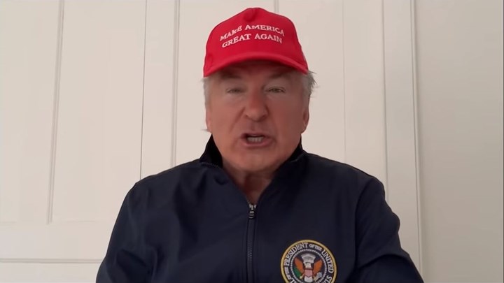 Ο Άλεκ Μπάλντουιν σατιρίζει τον Τραμπ πίνοντας… χλωρίνη – ΒΙΝΤΕΟ