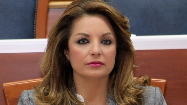 Η πρόεδρος του ΕΟΤ “αποθεώνει” Μήλο και… αποκαλύπτει το σχέδιο για τον Τουρισμό