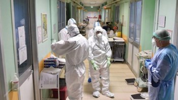 Κορονοϊός: Πόσο πιθανό είναι να κολλήσουν οι επαγγελματίες υγείας – Οι παράγοντες κινδύνου