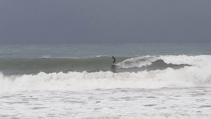 Κάννες: Σέρφερ έσπασαν την καραντίνα για να δαμάσουν τα κύματα