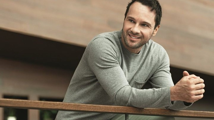 Ο Μπεγνής στο «Προσοχή ο φίλος δαγκώνει» που θα περιοδεύσει ανά την Ελλάδα