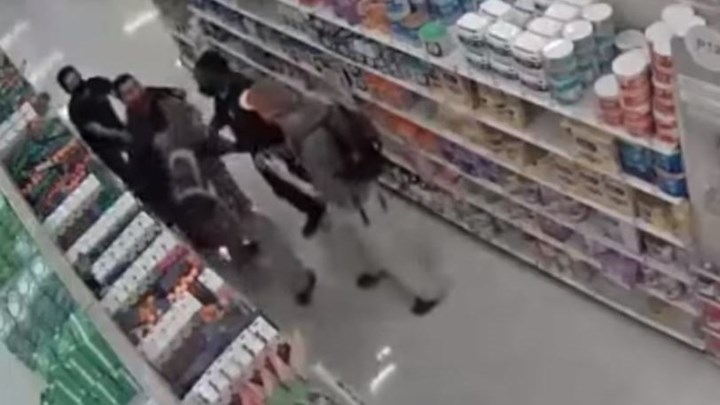 Κορονοϊός: Έσπασαν το χέρι υπαλλήλου γιατί τους ζήτησε να βάλουν μάσκα – ΒΙΝΤΕΟ