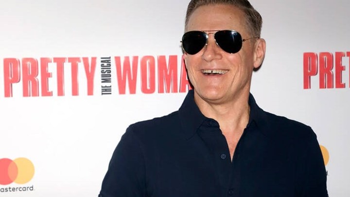 Ο Μπράιαν Άνταμς κατά των Κινέζων: Γα@@@$%# μπάσταρδοι που τρώνε νυχτερίδες και κατασκευάζουν ιούς – ΒΙΝΤΕΟ