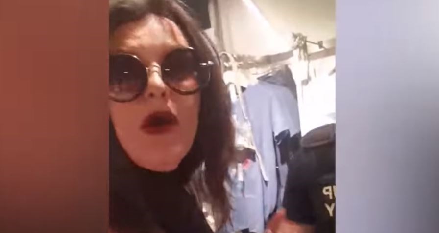Θεσσαλονίκη: Παρουσιάστρια έγινε έξαλλη επειδή της ζήτησαν σε μαγαζί να βάλει αντισηπτικό – ΒΙΝΤΕΟ