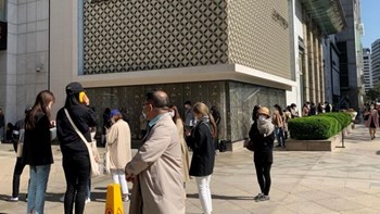 Νότια Κορέα: Στην ουρά για μια… Chanel – Αψηφούν τον κορονοϊό για να προλάβουν την αύξηση των τιμών