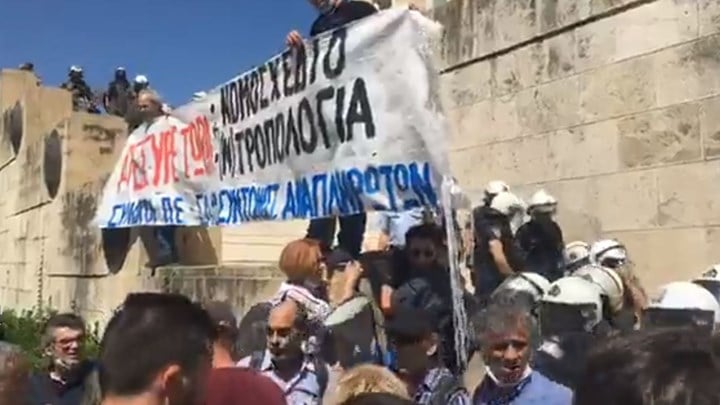 ΕΚΤΑΚΤΟ-Βουλή: Ένταση στο συλλαλητήριο των εκπαιδευτικών – ΦΩΤΟ