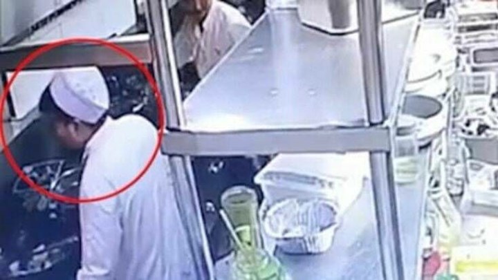 Κάμερα κατέγραψε μάγειρα… να φτύνει στο φαγητό των πελατών – ΒΙΝΤΕΟ
