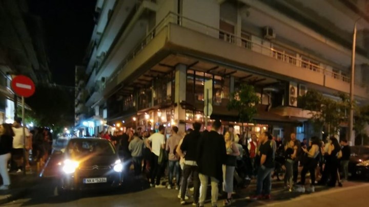 Θεσσαλονίκη: Το αδιαχώρητο έξω από καταστήματα με «take away» ποτά –  Παρέμβαση της ΕΛ.ΑΣ. – ΦΩΤΟ