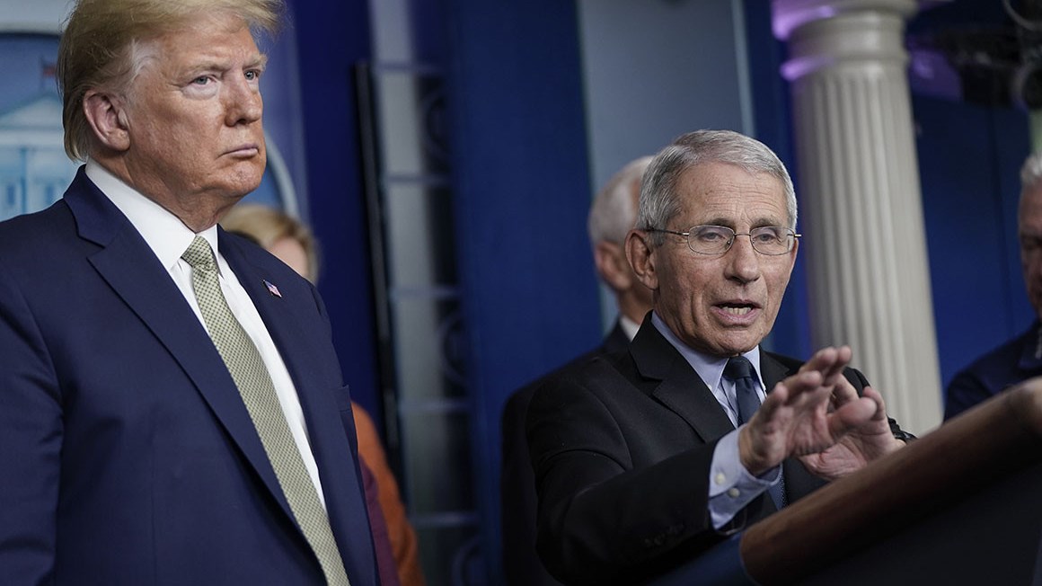 Ο Τραμπ τα έβαλε με τον Φάουτσι: «Απαράδεκτη η προειδοποίηση» για την άρση των μέτρων
