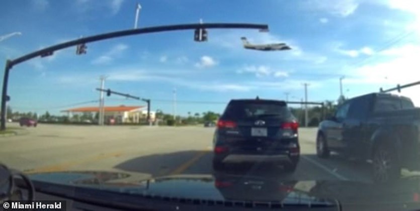 Συγκλονιστικές εικόνες: Αεροπλάνο χτυπάει σε καλώδια και συντρίβεται – Ένας νεκρός – ΒΙΝΤΕΟ