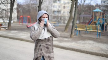 Κορονοϊός: Πόσα σταγονίδια “γεννιούνται” με μόλις ένα λεπτό ομιλίας – Τι δείχνει νέα έρευνα