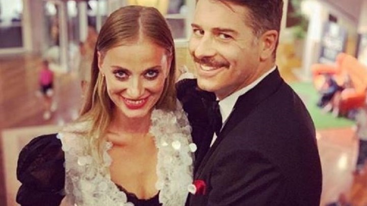 Παντρεύονται ο Αλέξανδρος Μπουρδούμης και η Λένα Δροσάκη – Δείτε την αναγγελία του γάμου τους – ΦΩΤΟ