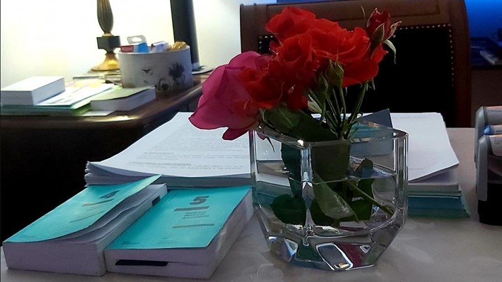 Δίκη Τοπαλούδη: Τα λουλούδια των γονιών της Ελένης και το “ευχαριστώ” της εισαγγελέως – ΦΩΤΟ