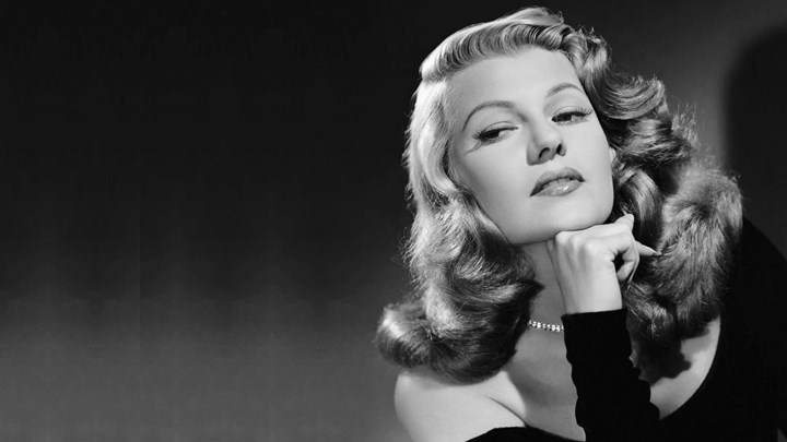 Ρίτα Χέιγουορθ: Η θρυλική κοκκινομάλλα του Χόλιγουντ – Η μεταμόρφωση, οι ταραχώδεις γάμοι, το πρόωρο τέλος