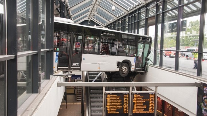 Αμβούργο: Λεωφορείο “καρφώθηκε” σε σταθμό τρένων – Τρομακτικές εικόνες – ΒΙΝΤΕΟ