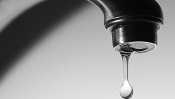 Μπορεί ο κορονοϊός να μεταδοθεί από το πόσιμο νερό; Τι συμβαίνει με πισίνες, spa, jacuzzi