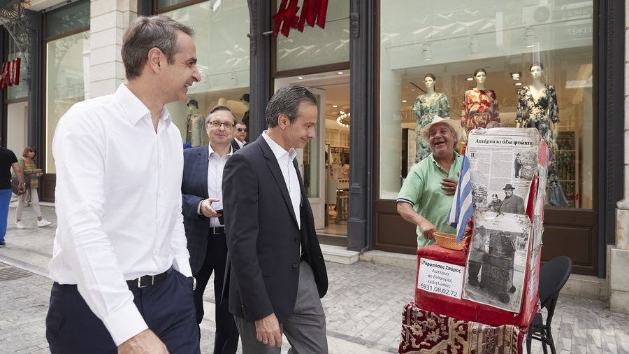 Επίσκεψη Μητσοτάκη στην Ερμού: Μίλησε με καταστηματάρχες, άναψε κερί στην Καπνικαρέα – ΦΩΤΟ