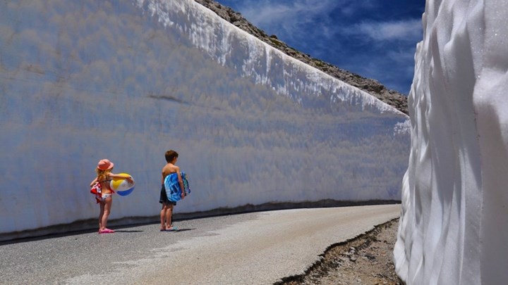 Για να αποφύγουν τον καύσωνα πήγαν στα… χιόνια – Η φωτογραφία από την Κρήτη που έγινε viral