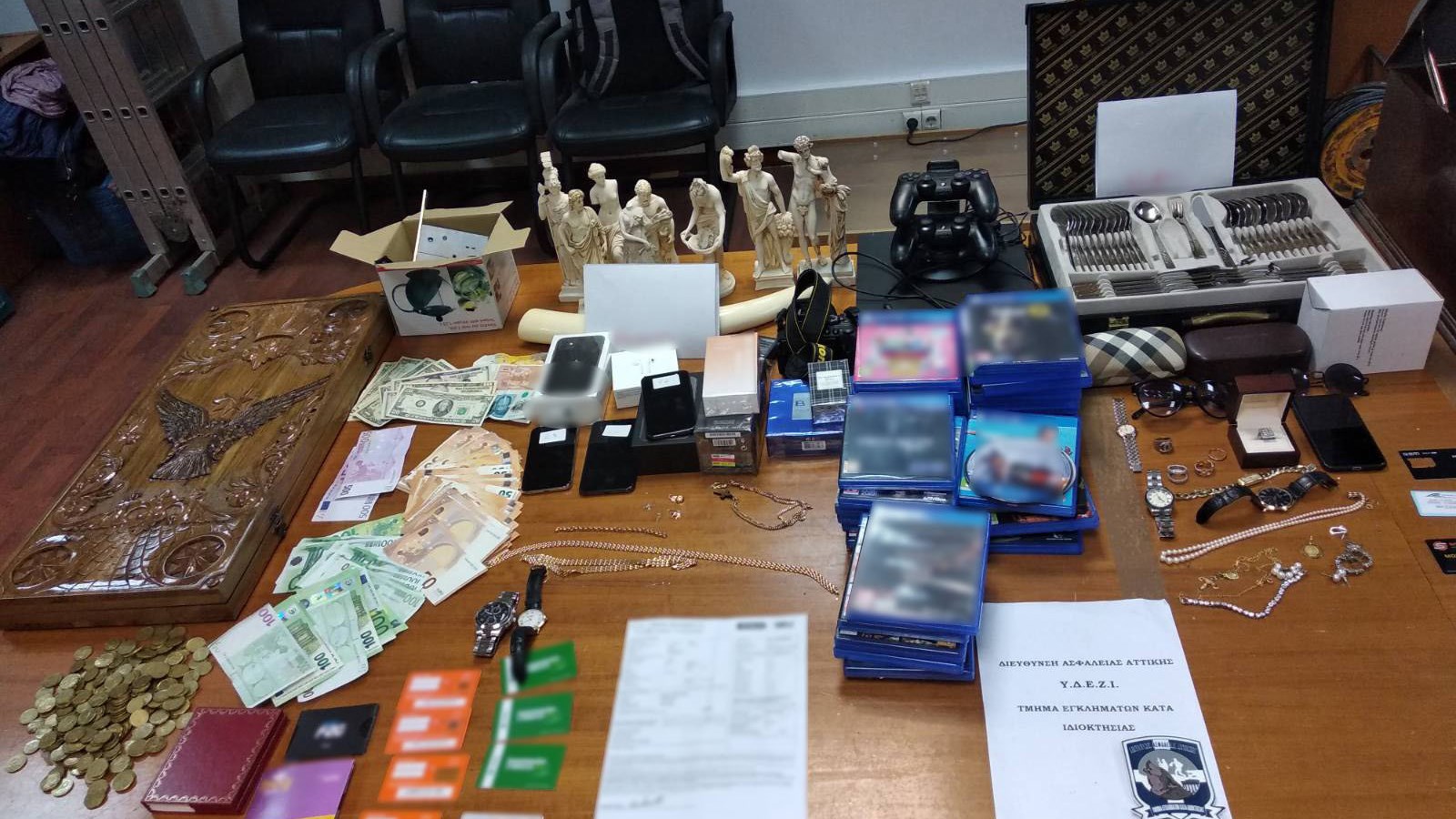 Εξαρθρώθηκε σπείρα διαρρηκτών που είχε “ρημάξει” σπίτια στην Αττική – ΦΩΤΟ