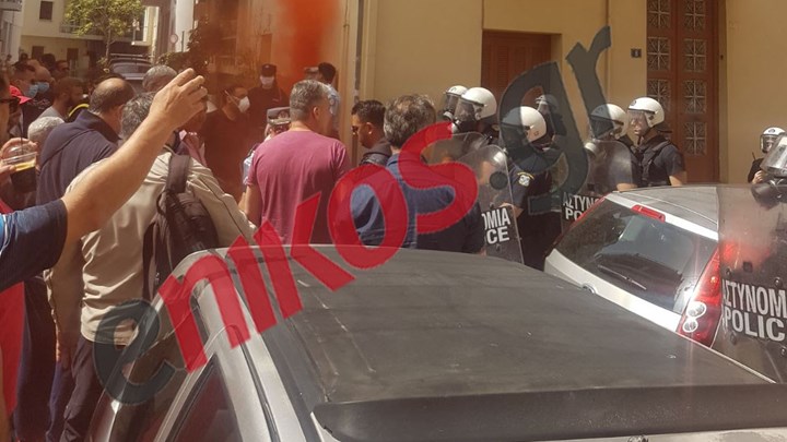 Στο σπίτι του μεγαλομετόχου των ναυπηγείων Ελευσίνας οι εργαζόμενοι – ΦΩΤΟ – ΒΙΝΤΕΟ