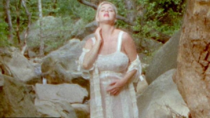 Η έγκυος Κέιτι Πέρι ολόγυμνη στο νέο της βιντεοκλίπ