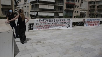 Δίκη Τοπαλούδη: Συγκλονιστικές στιγμές στο δικαστήριο – “Κύμα” συμπαράστασης στους γονείς της Ελένης – ΒΙΝΤΕΟ