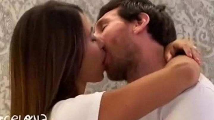 Μέσι: Το καυτό φιλί του με την Αντονέλα σε βίντεοκλιπ