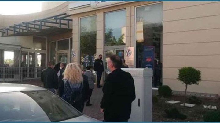 Κοζάνη: Γυναίκα έφτυσε αστυνομικούς που έκαναν συστάσεις για συνωστισμό σε κατάστημα της ΔΕΗ