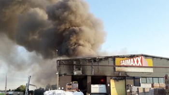 Λονδίνο: Μεγάλη φωτιά σε αποθήκη – ΒΙΝΤΕΟ