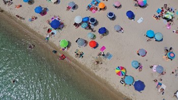 Διεθνή ΜΜΕ: Εγκωμιάζουν την Ελλάδα για την επιστροφή στις παραλίες με αποστάσεις ασφαλείας
