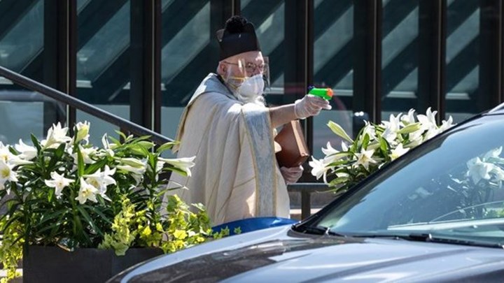 Viral ο ιερέας που φόρεσε μάσκα και έκανε αγιασμό με… νεροπίστολο – ΦΩΤΟ