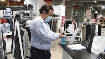 Για ψώνια με μάσκες και αντισηπτικό οι Άδωνις Γεωργιάδης και Παπαθανάσης – Η αυτοψία τους σε εμπορικό κέντρο στην Αθήνα – ΦΩΤΟ