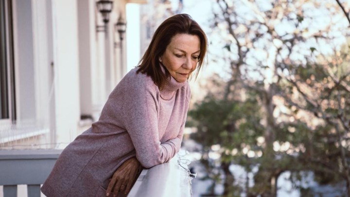 «Το απαραίτητο φως»: Η νέα ανατρεπτική σειρά μυστηρίου έρχεται τη νέα σεζόν στην ΕΡΤ