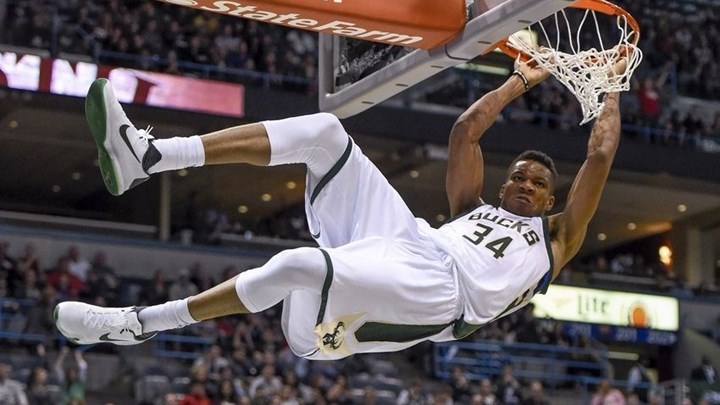 Γιάννης Αντετοκούνμπο: Τα καλύτερα καρφώματα του “αγριεμένου” Greek Freak – ΒΙΝΤΕΟ