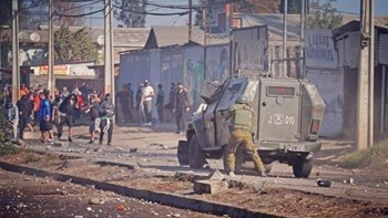 Χιλή: Σφοδρές συγκρούσεις διαδηλωτών με αστυνομικούς λόγω έλλειψης τροφίμων – ΒΙΝΤΕΟ