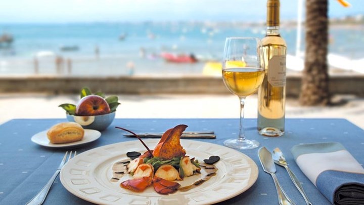 Έρχονται νέα μέτρα στήριξης: Μείωση του ΦΠΑ στην εστίαση – Τι θα γίνει με ξενοδοχεία και μεταφορές