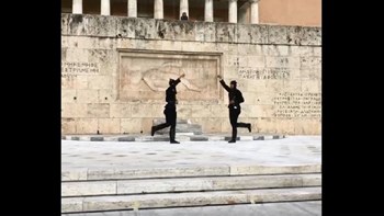 Γενοκτονία των Ποντίων: Η συγκινητική αλλαγή φρουράς στον Άγνωστο Στρατιώτη – ΒΙΝΤΕΟ
