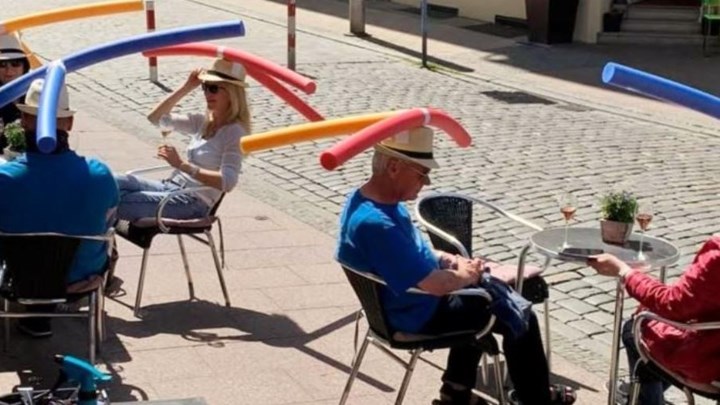 Κορονοϊός: Η πρωτότυπη ιδέα που σκαρφίστηκε ιδιοκτήτρια καφετέριας για την ασφάλεια των πελατών