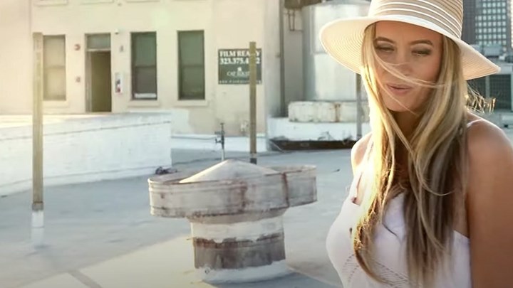 «Out of the Dirt» – Το νέο video clip της Αθηνάς Ανδρεάδη