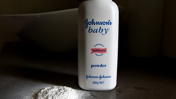 Johnson & Johnson: Σταματά σταδιακά τις πωλήσεις του ταλκ στις ΗΠΑ και στον Καναδά
