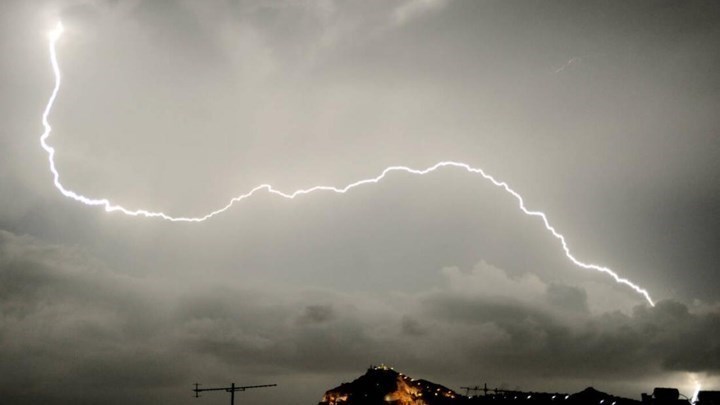 Καιρός: Επιδείνωση με βροχές, καταιγίδες και ισχυρούς ανέμους από το βράδυ – Ποιες περιοχές επηρεάζονται