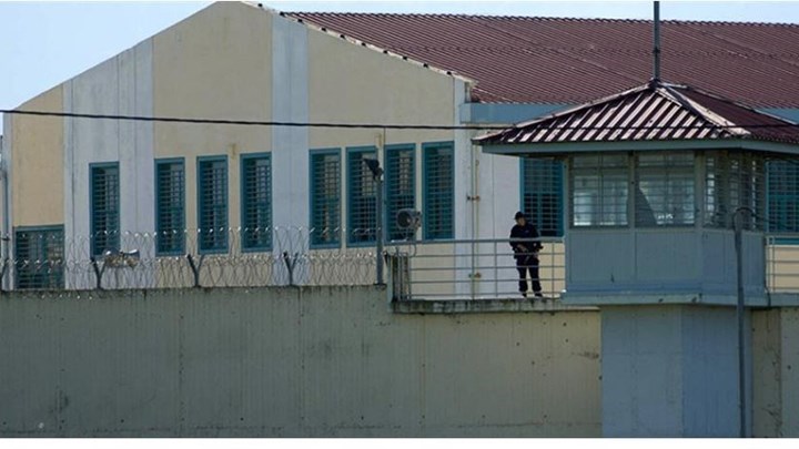 Θλίψη στις φυλακές Λάρισας: “Μεταγωγή” νεκρού κρατουμένου για να τον αποχαιρετήσει ο πατέρας του