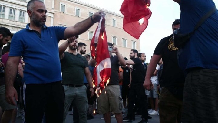 Οργή της Άγκυρας για το κάψιμο της τουρκικής σημαίας στο Σύνταγμα – Τι λέει το ελληνικό ΥΠΕΞ