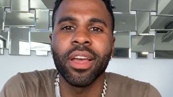 Φάρσα ή άλήθεια; Γνωστός τραγουδιστής έχασε τα δόντια του τρώγοντας καλαμπόκι – ΒΙΝΤΕΟ