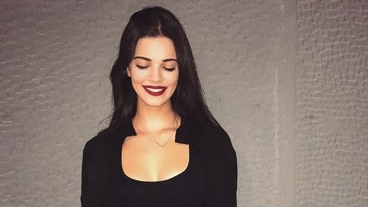 Τζένη Καζάκου: Με ποιον τραγουδιστή έχει σχέση η πανέμορφη εγγονή της Τζένης Καρέζη