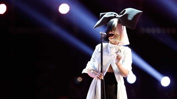 Μεγαλείο ψυχής: Η Sia υιοθέτησε δύο έφηβους γιους – ΒΙΝΤΕΟ