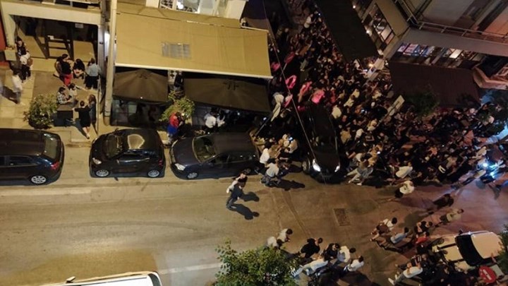Θεσσαλονίκη: Οι νεαροί επιμένουν στον συνωστισμό έξω από μπαρ με «take away» ποτά – ΦΩΤΟ – ΒΙΝΤΕΟ