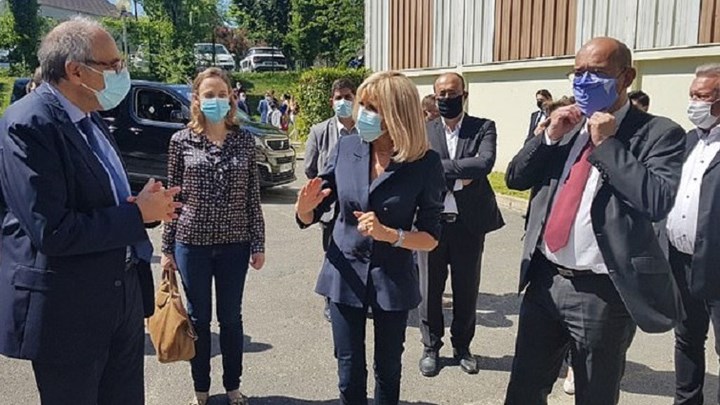 Η Μπριζίτ Μακρόν επέστρεψε – Με μάσκα η Πρώτη Κυρία της Γαλλίας – ΦΩΤΟ